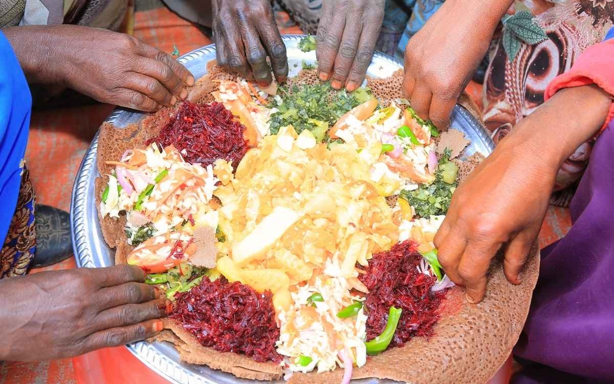 Injera, serviert mit verschiedenen Gemüseeintöpfen.