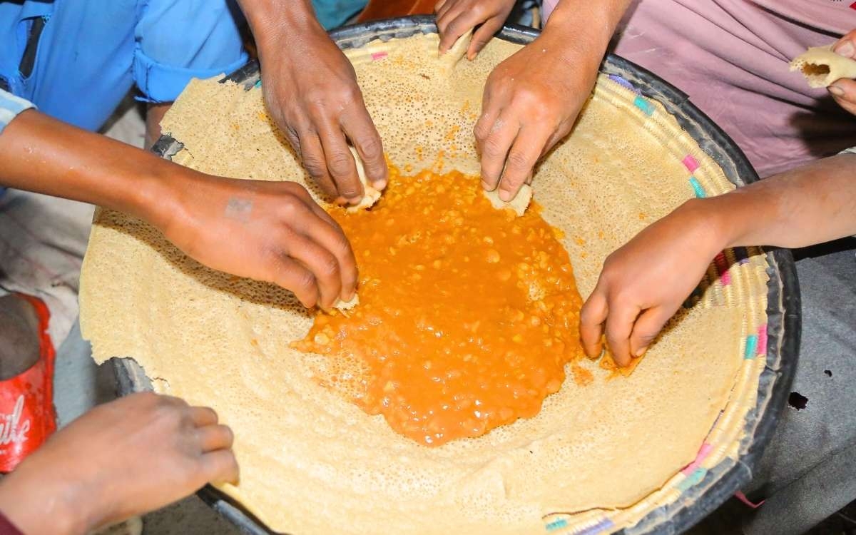 Injera, serviert mit Linsendal.