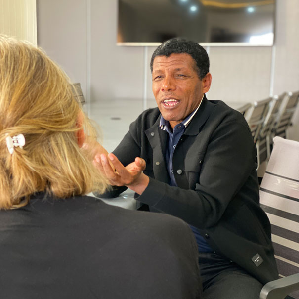 Foto von Haile Gebrselassie während des Gesprächs mit Alexandra Bigl.