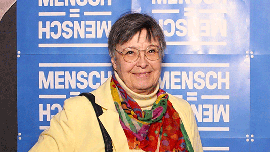 Portrait Marianne H. Testamentsspenderin bei Menschen vor Menschen vor blauer Wand