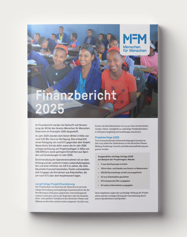 Das Titelbild des Finanzberichts 2025 zeigt zwei Schülerinnen, die gemeinsam an ihrem Tisch im Klassenzimmer sitzen.