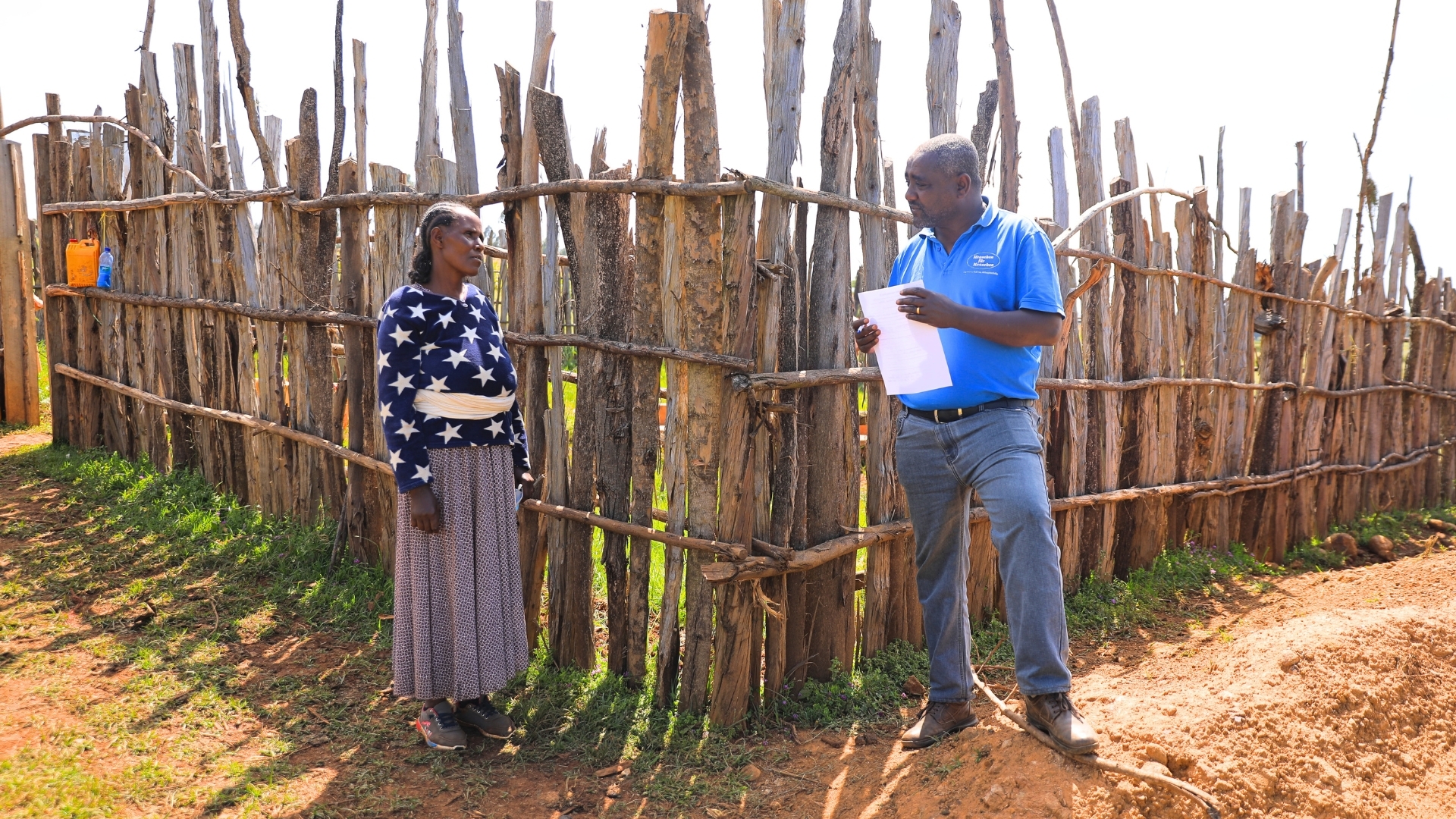 Projektleiter Berhanu Badessa im Gespräch mit einer Bewohnerin in einem Projektgebiet.