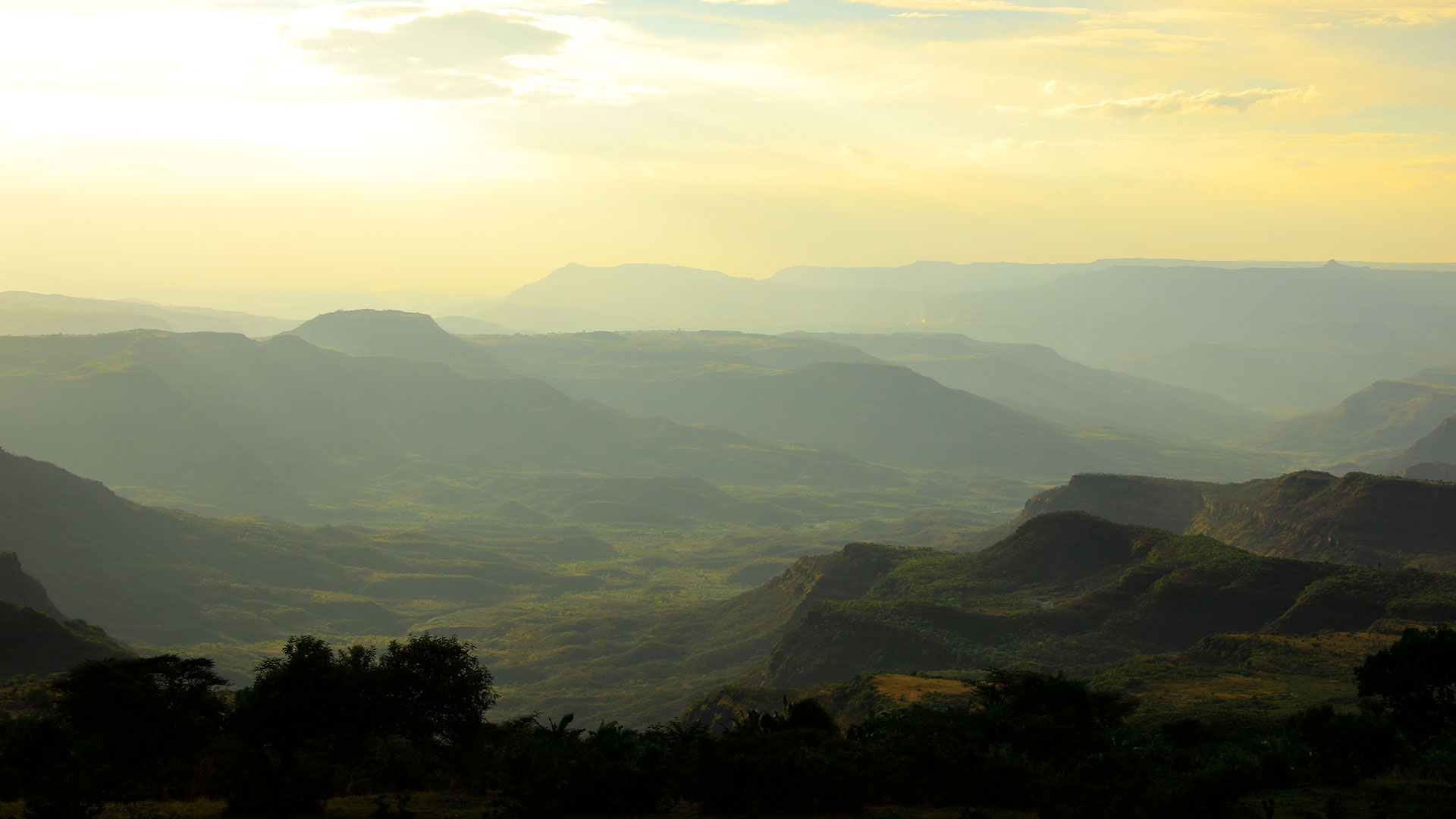 Silhouette einer äthiopischen Landschaft im warmen Abendlicht.