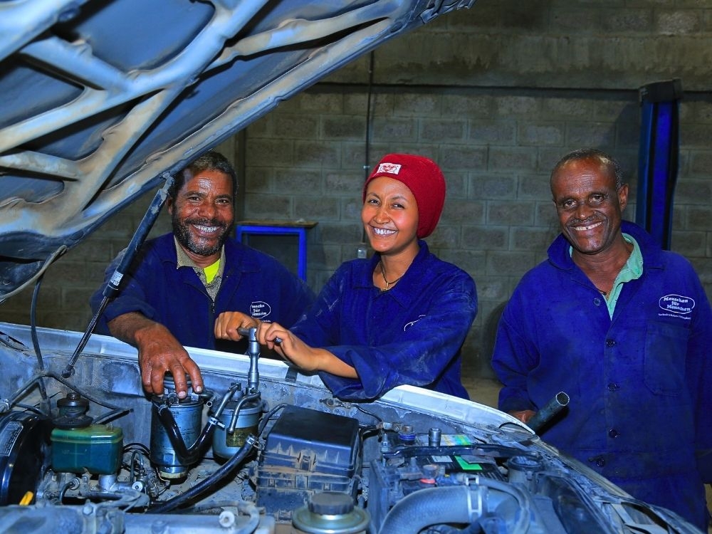 Mechaniker:innen der Werkstatt des Projektkoordinationsbüros in Addis Abeba reparieren ein Fahrzeug.