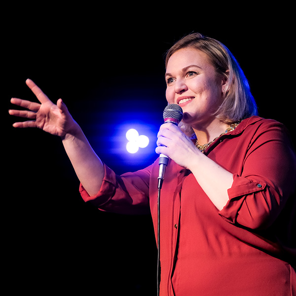 Janea Hansen bei einem Poetry-Slam-Auftritt.