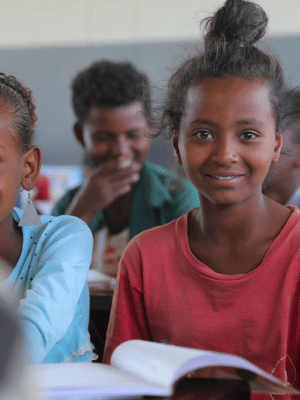 Mädchen in äthiopischer Schule lächelt in die Kamera