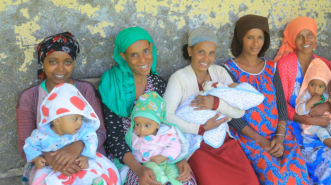 eine Gruppe an Müttern mit ihren Babys bei einer Impfaktion in Äthiopien