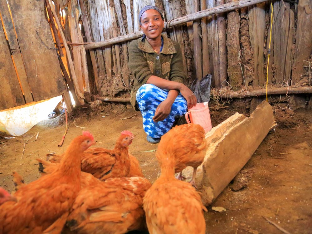 Frau in Äthiopien mit ihren Hühnern