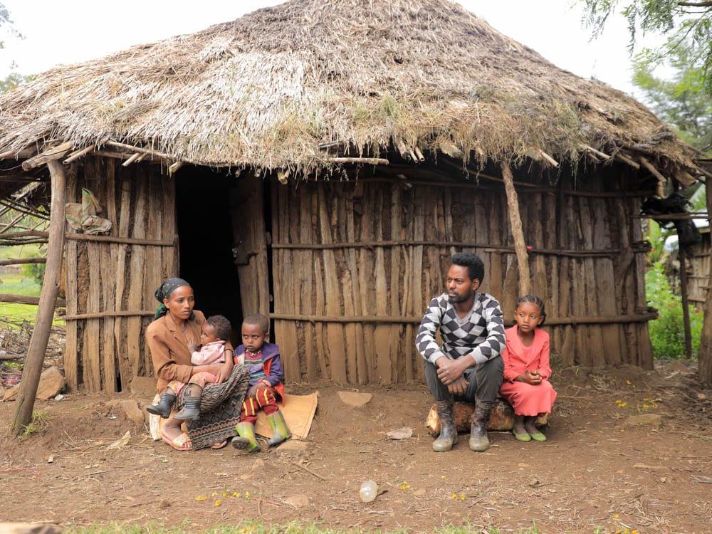 Äthiopische Familie vor schlichter Holzhütte