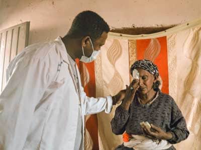 Doktor mit alter Frau mit Augenkrankenheit in Äthiopien