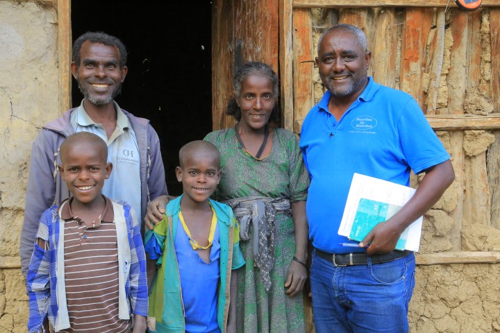 Shek mit seiner Familie und einem Mitarbeiter von Menschen für Menschen