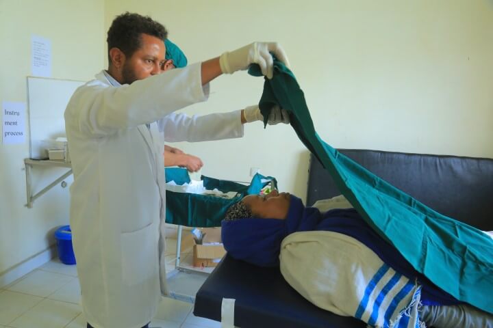 Arzt und Patientin bei einer Trachomoperation in Äthiopien 