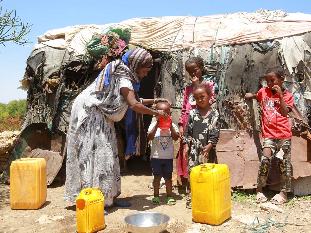 Eine Mutter in Äthiopien gibt ihrem Kind etwas zu trinken