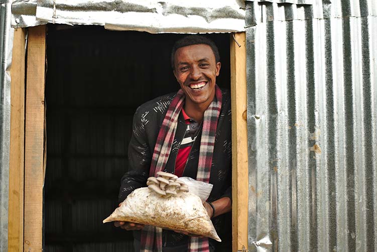 Mann in Äthiopien in seiner Pilzzucht