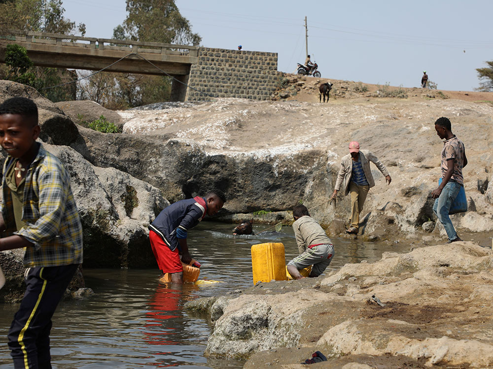 Blick auf einen kleinen Fluss in Äthiopien aus dem Menschen Wasser schöpfen