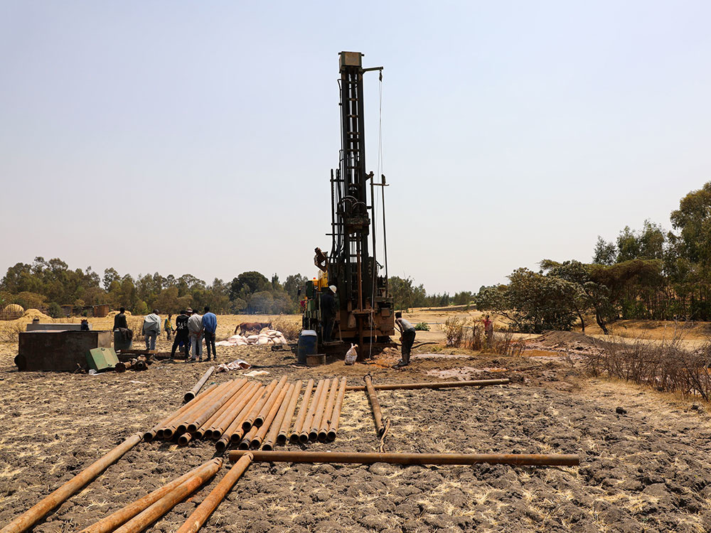 Ansicht einer Baumaschine beim Bohren nach Wasser