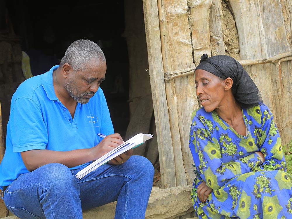 Zeritu im Gespräch mit Projektleiter Berhanu Bedassa. Der direkte Austausch ist die Grundlage für eine vertrauensvolle Arbeit.