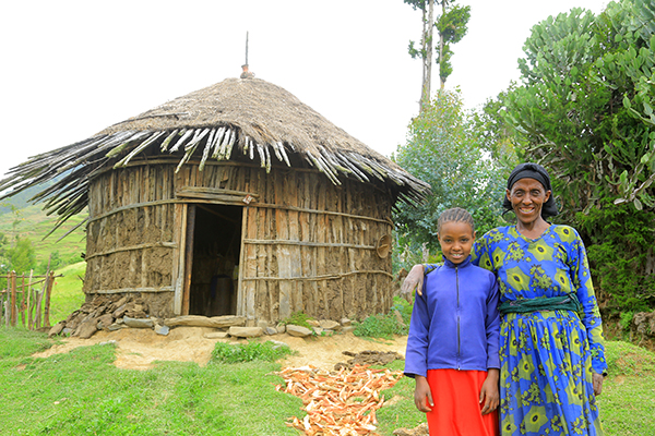 Zeritu und ihre Tochter stehen vor ihrer Hütte im Hochland von Albuko.