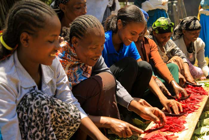 Sara Nuru nimmt an einem Kochkurs in Äthiopien teil