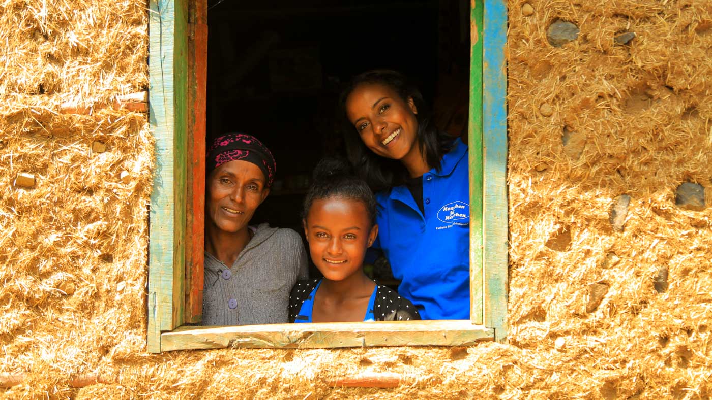 Sara Nuru mit äthiopischer Familie im Fenster