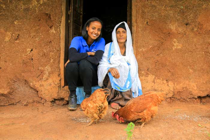 Sara Nuru sitzt im Eingang einer Lehmhütte mit äthiopischer Frau