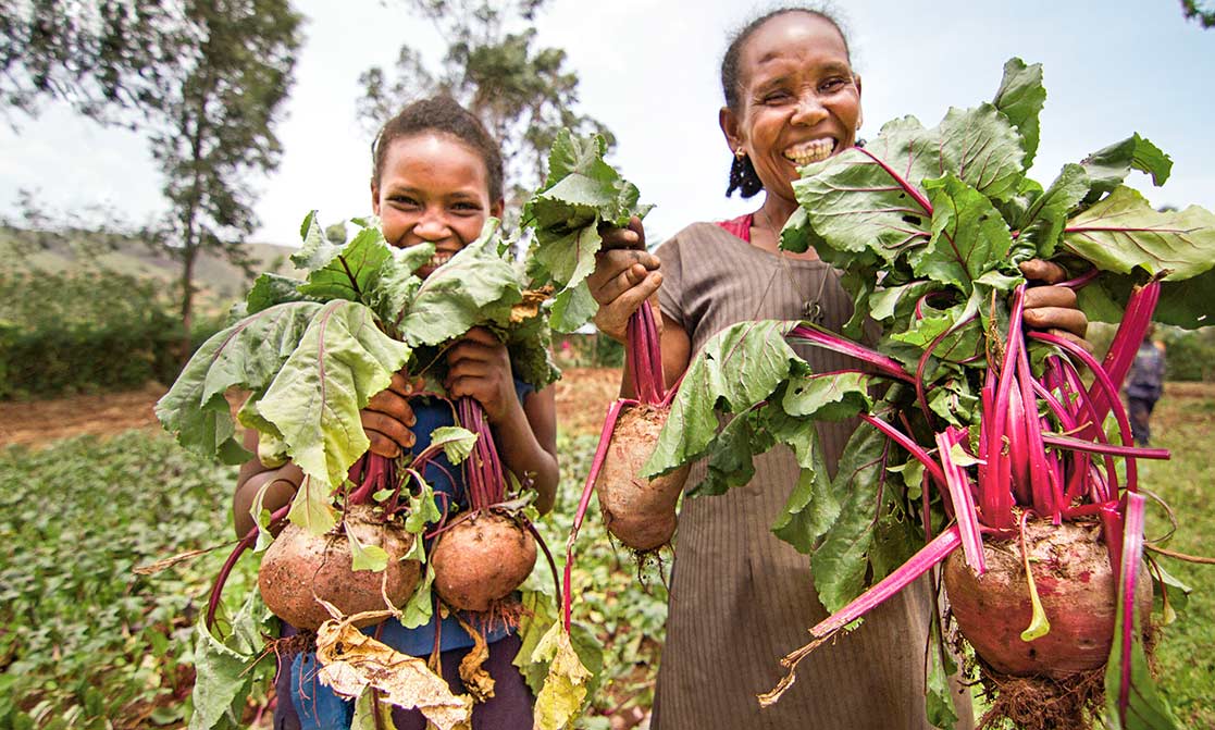 Frauen mit selbst angebauten Gemüse