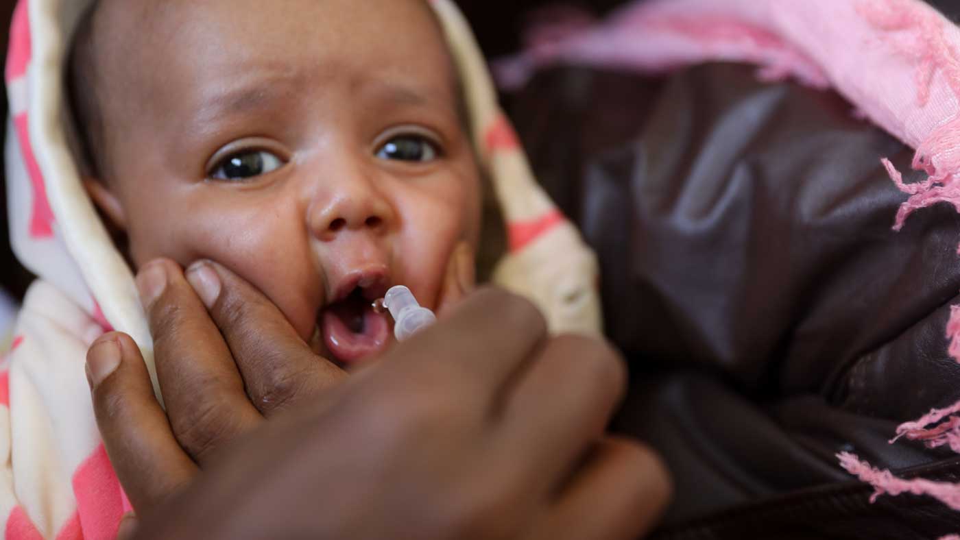 Baby erhält Tröpfchen Impfung in Äthiopien