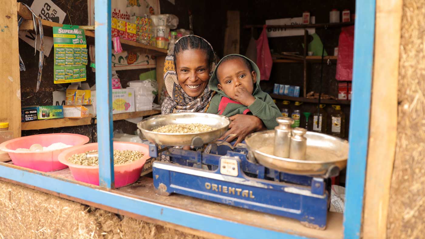 Mutter mit Sohn sitzen in ihrem eigenen Geschäft in Äthiopien