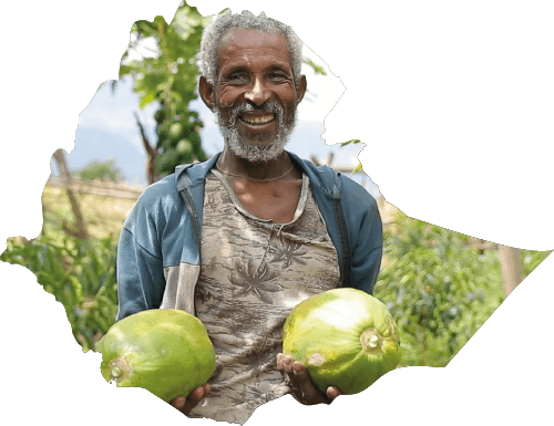 Ein äthiopischer Bauer zeigt stolz seine Früchte in die Kamera