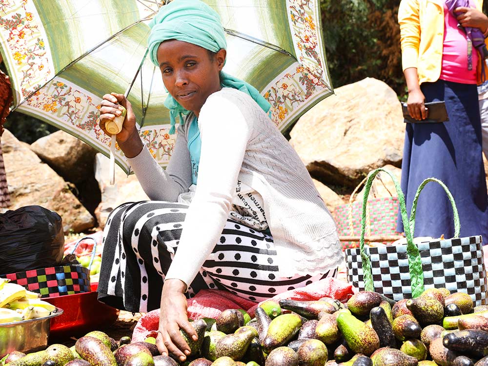 Eine äthiopische Frau sitzt am Markt und verkauft Obst
