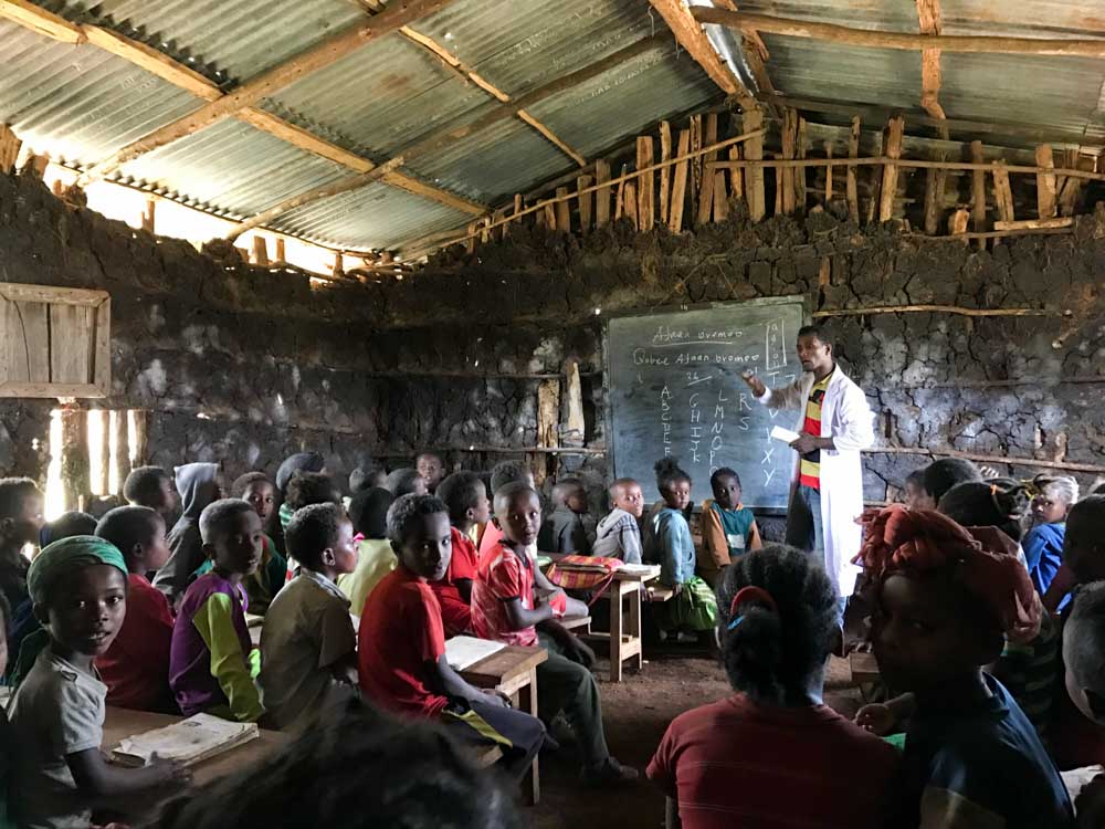 Schüler in alter baufälliger Schule mit Lehmwänden in Äthiopien beim Unterricht
