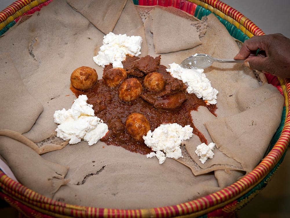 Doro Wot auf Injera