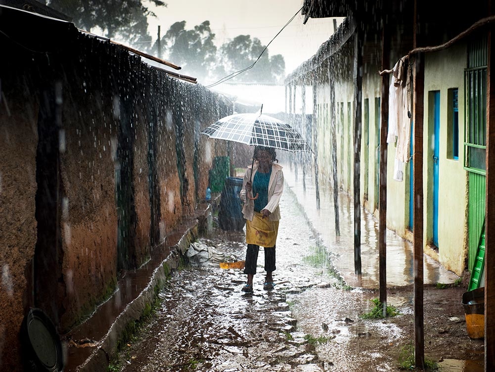 Eine Frau mit Regenschirm