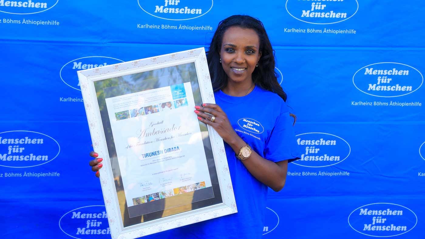 Olympiasiegerin Tirunesh Dibaba als Botschafterin von Menschen für Menschen