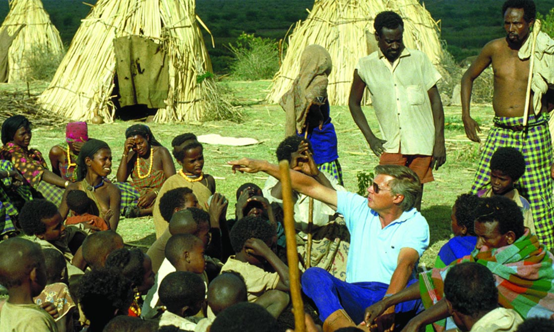 Karl-Heinz Böhm im Austausch mit einer äthiopischen Dorfgemeinschaft