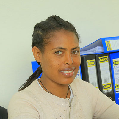 Portrait einer Äthiopierin vor Aktenordnern