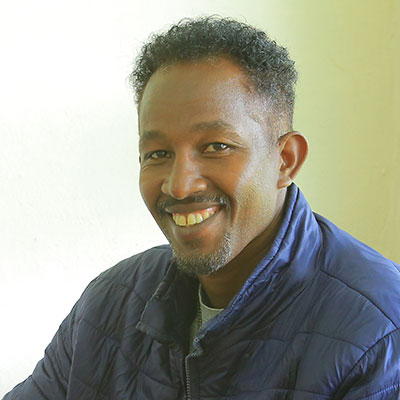 Portrait eines Äthiopiers am Schreibtisch