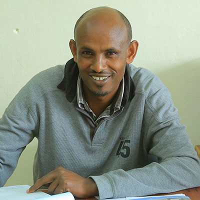 Portrait eines Äthiopiers der am Schreibtisch sitzt
