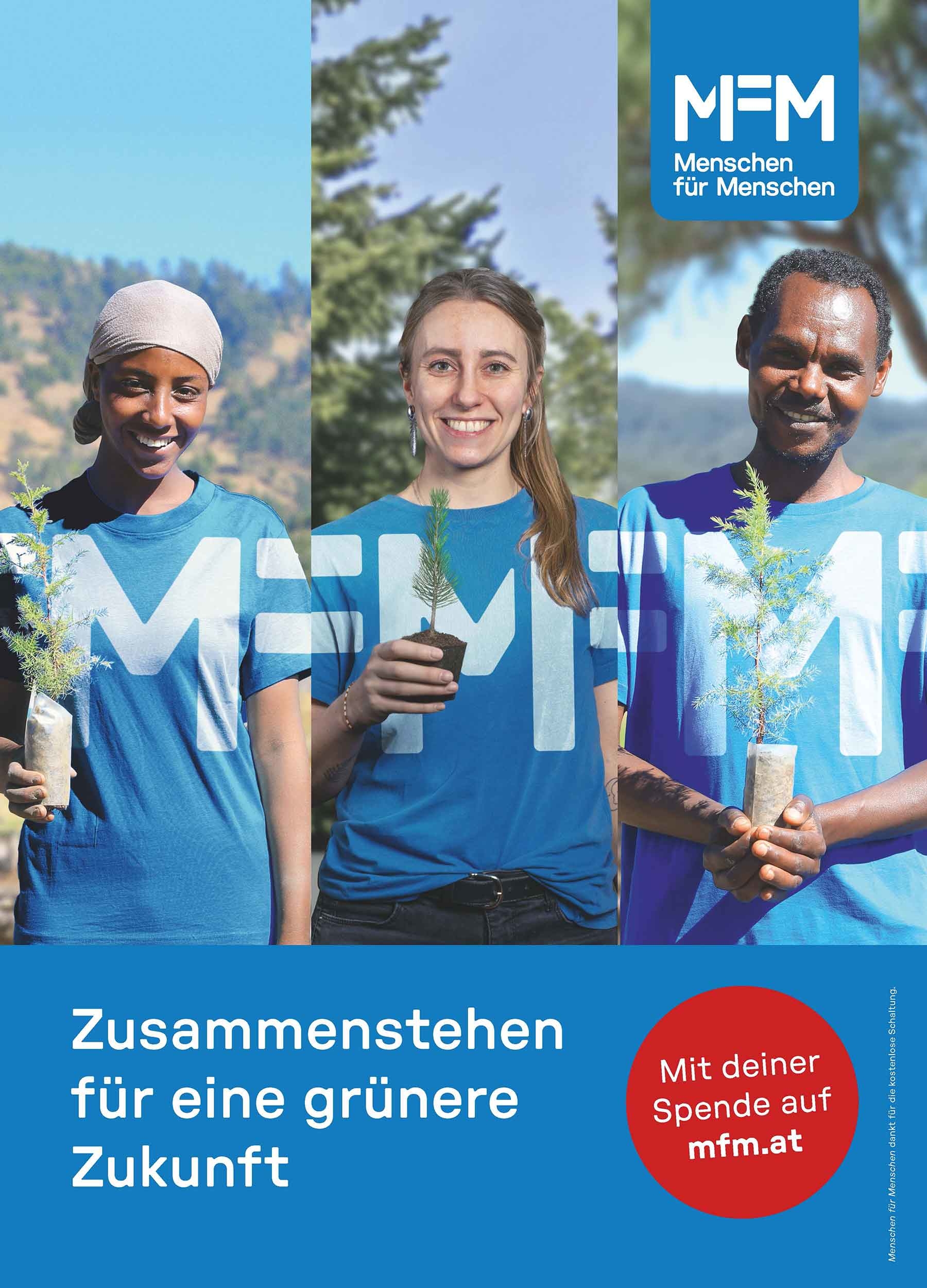 Drei Menschen aus unterschiedlichen Herkunftsländern stehen nebeneinander im Freien und halten junge Bäumchen in den Händen. Sie tragen blaue T-Shirts mit einem großen M