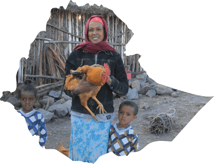 Mutter mit Huhn im Arm und ihren zwei Kindern in Äthiopien