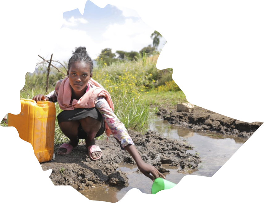 Mädchen mit einem gelben Kanister füllt Wasser für Menschen für Menschen ab
