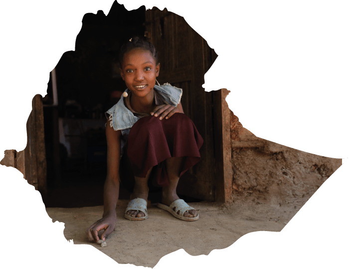 Mädchen in Äthiopien spielt ein Geschicklichkeitsspiel mit Steinen