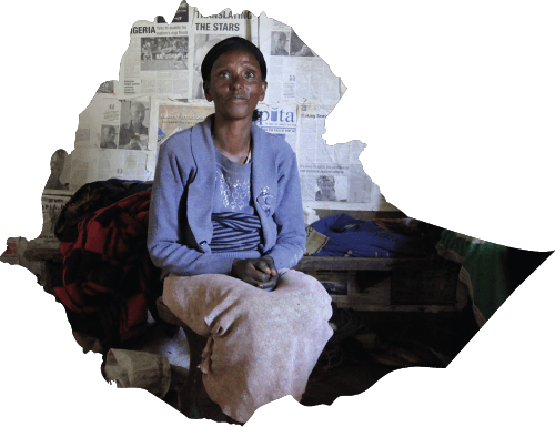 Äthiopische Frau vor Wand mit Zeitungen