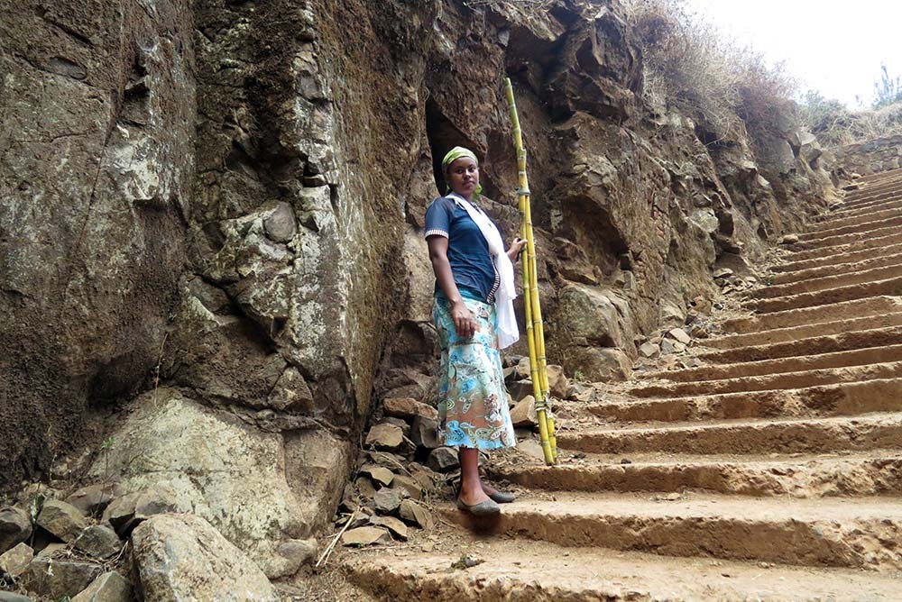 Eine frau steht auf einer Treppe